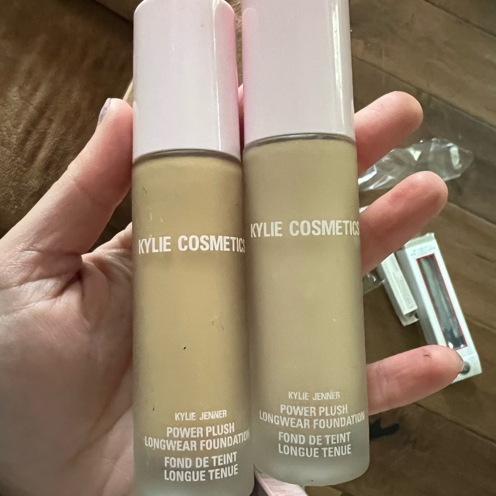 Kylie Cosmetics Power Plush Foundation - in 4.5w and 4c - pick your shade